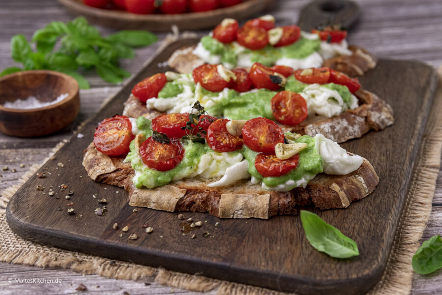 Rezept Bruschatte mit Basilikumcreme und Ofentomaten