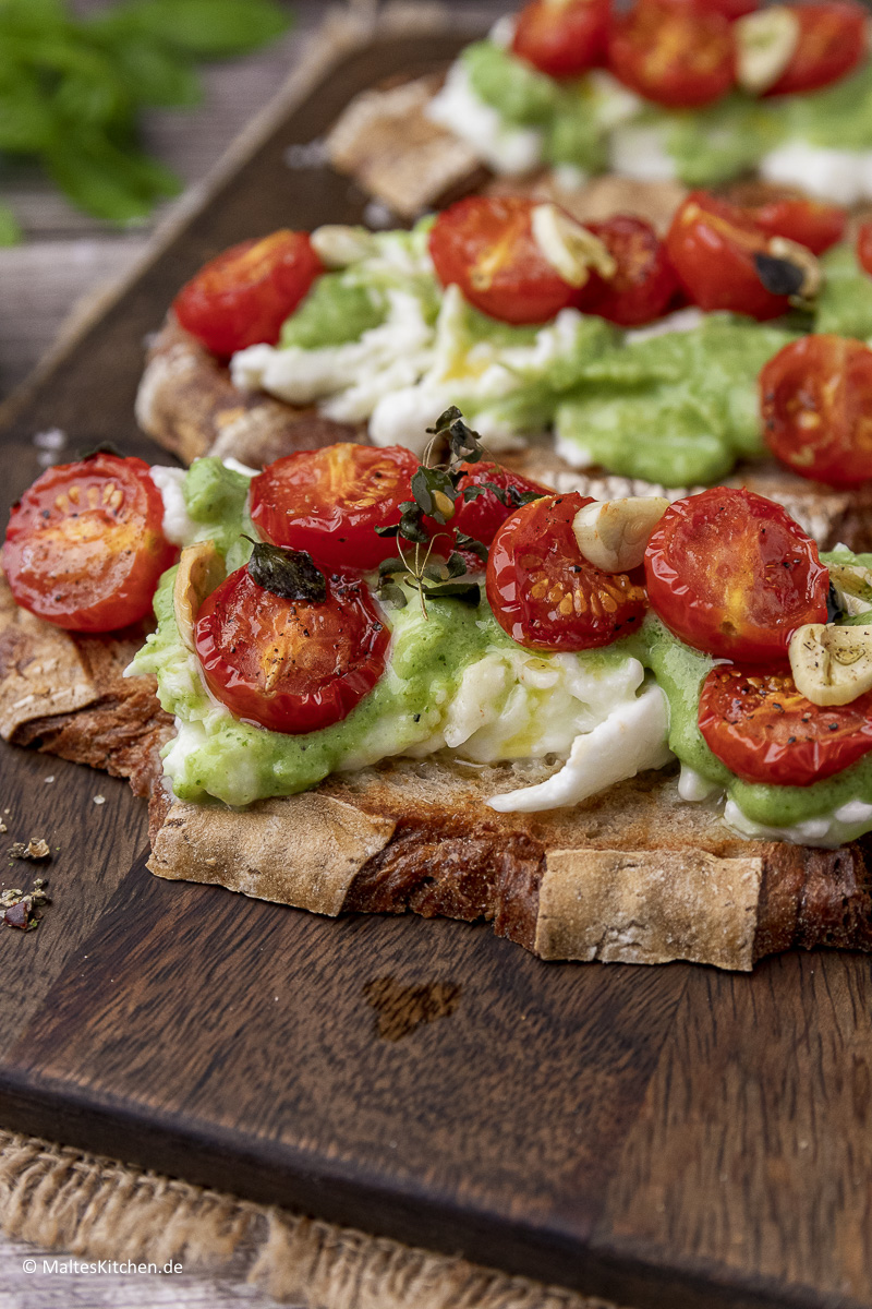 Reinbeissen und genießen. Bruschetta alla Caprese modern interpretiert.