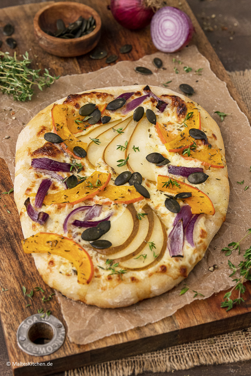 Knusprige Dinnette mit Kürbis, Birnen und Käse.