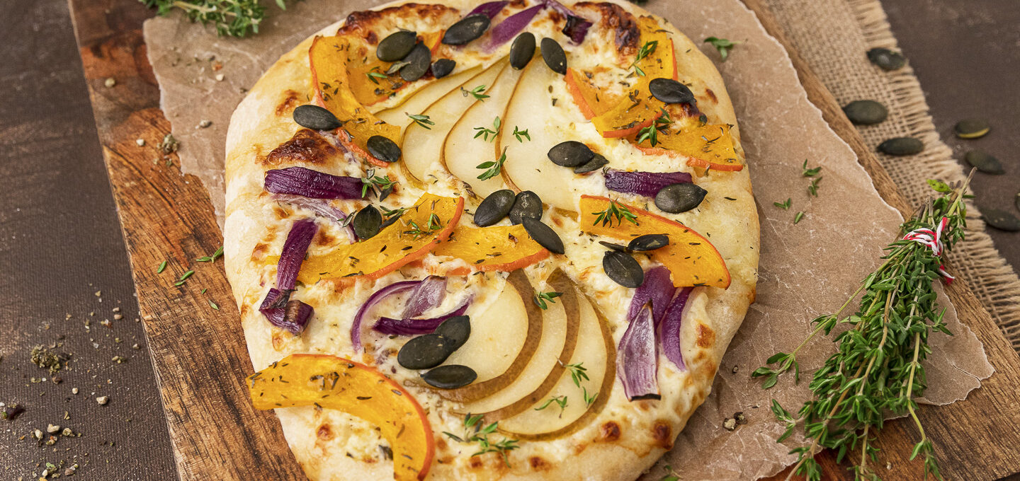 Rezept für eine knusprige Dinnete mit Kürbis, Birnen und Käse
