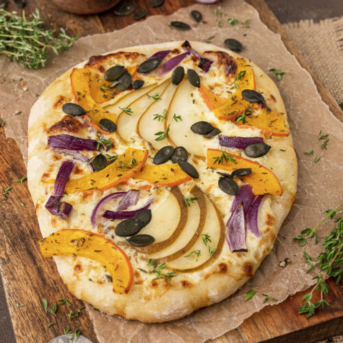 Rezept für eine knusprige Dinnete mit Kürbis, Birnen und Käse