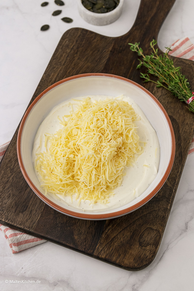 Cremige Sauce für den Belag, mit viel Käse.