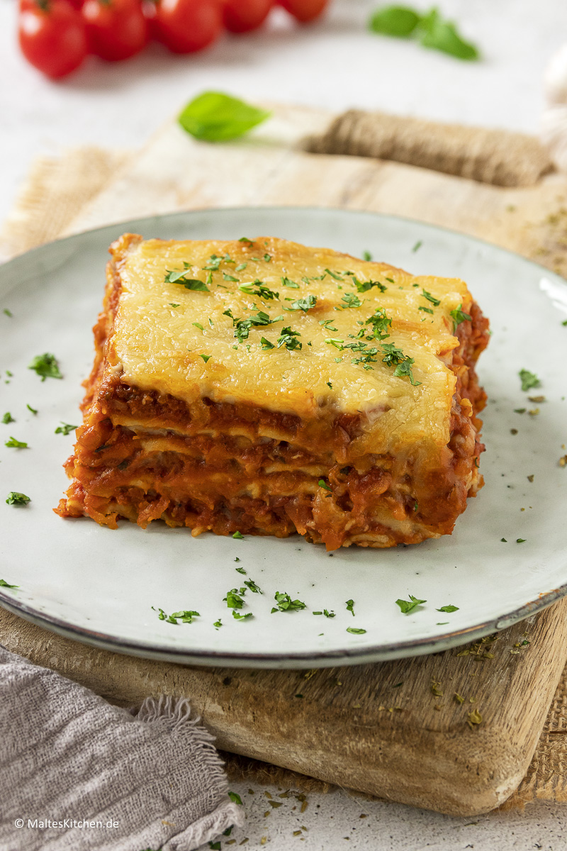 Leckere Lasagne mit Linsenbolognese und Käse.