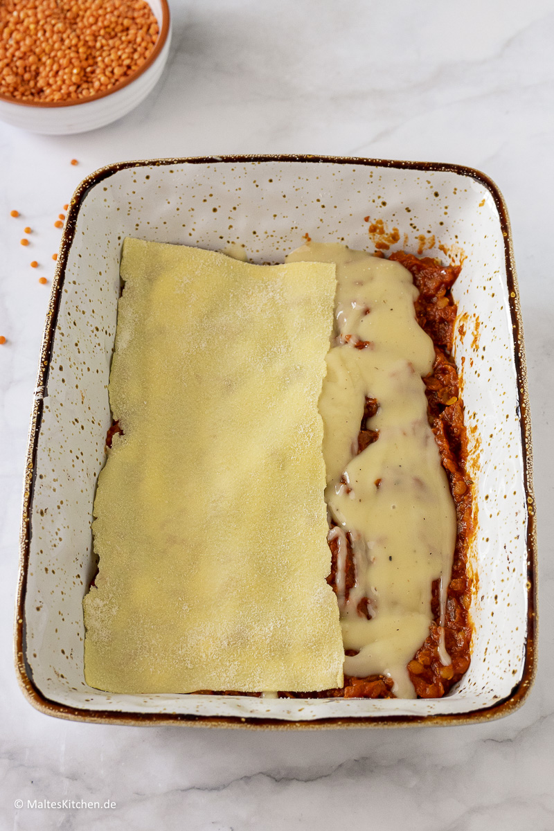 Die Lasagne wird geschichtet.