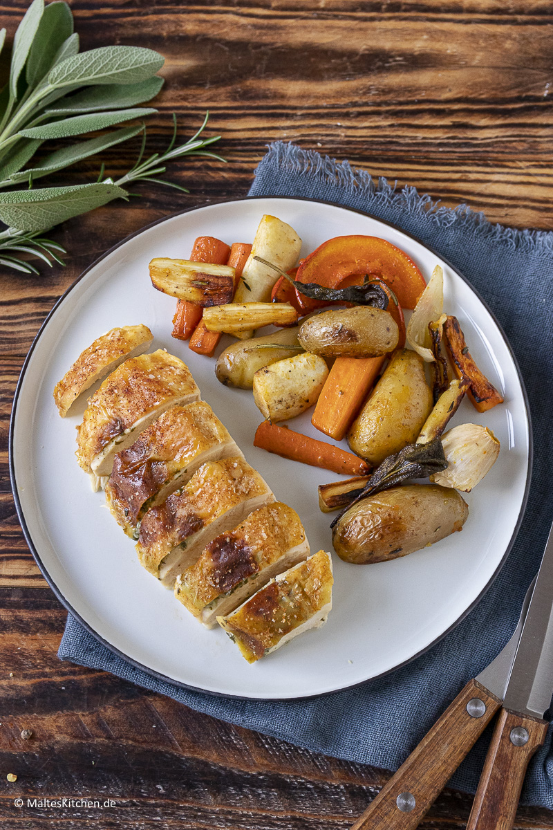 Saftige Hähnchenbrust mit Kräuterbutter und Grillgemüse.