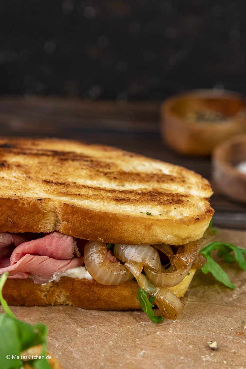 Leckeres gegrilltes Sandwich mit Roastbeef.