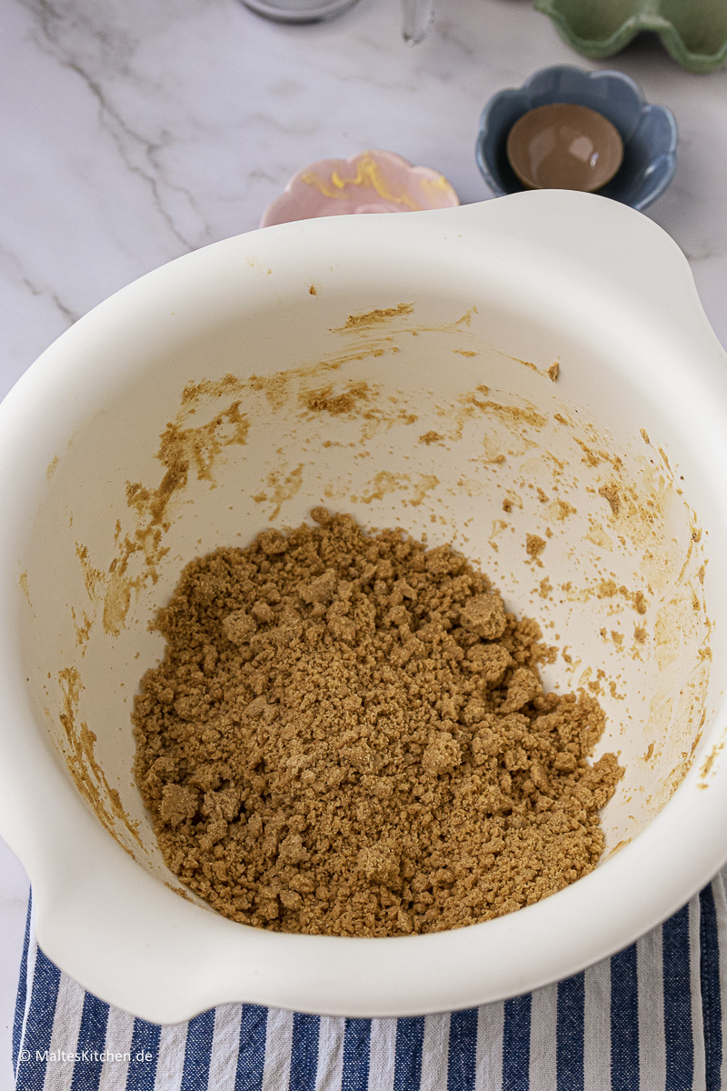 Streusel aus Vollrohrzucker und Vollkornmehl.