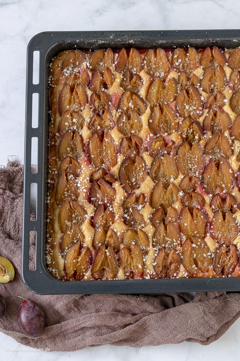 Saftiger Blechkuchen mit Zwetschgen.