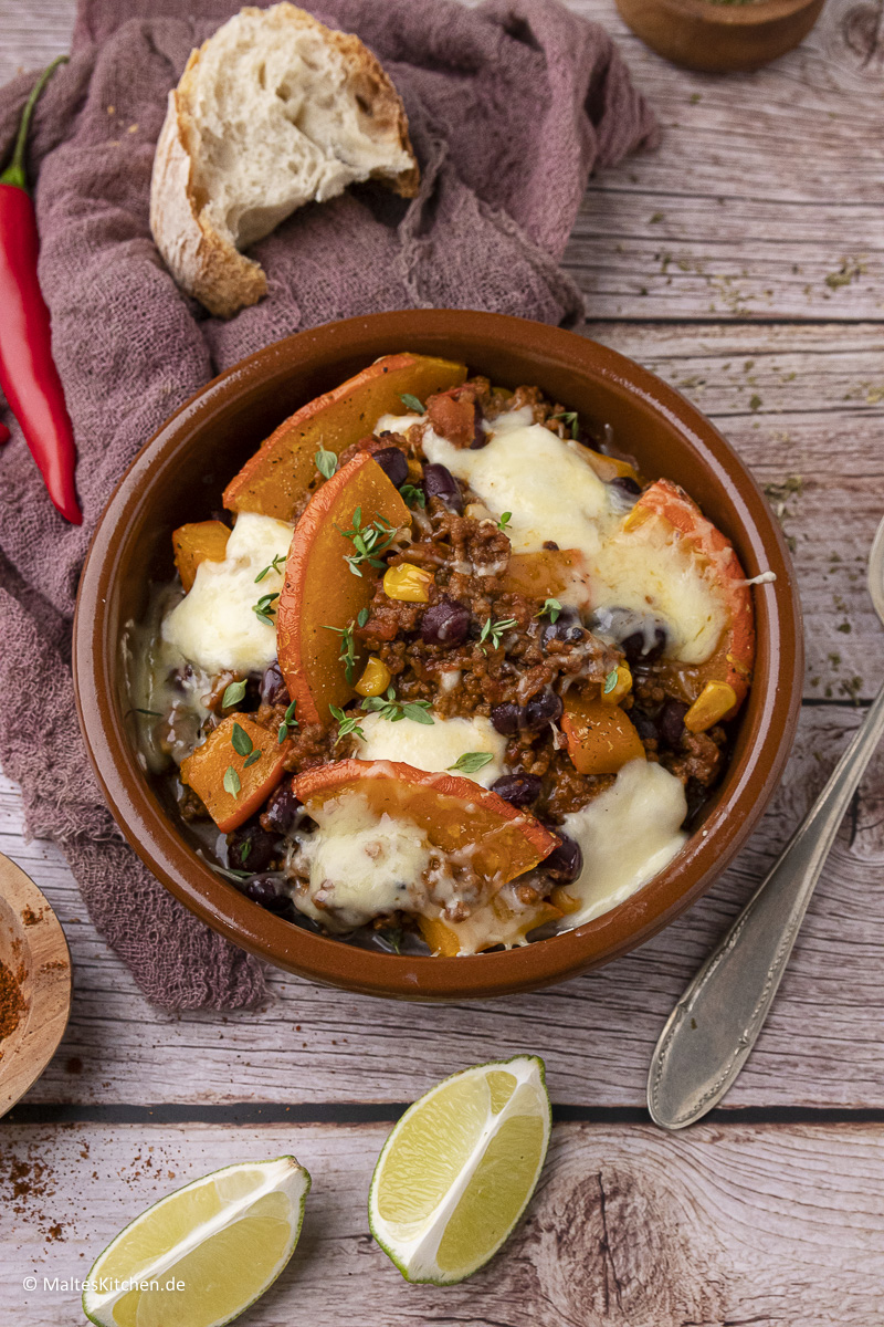 Überbackenes Chili con Carne mit Kürbis und Käse.