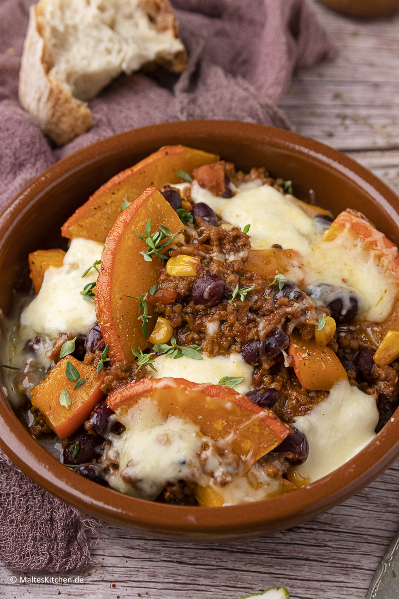 Leckeres Chil con carne mit Käse überbacken und Kürbis