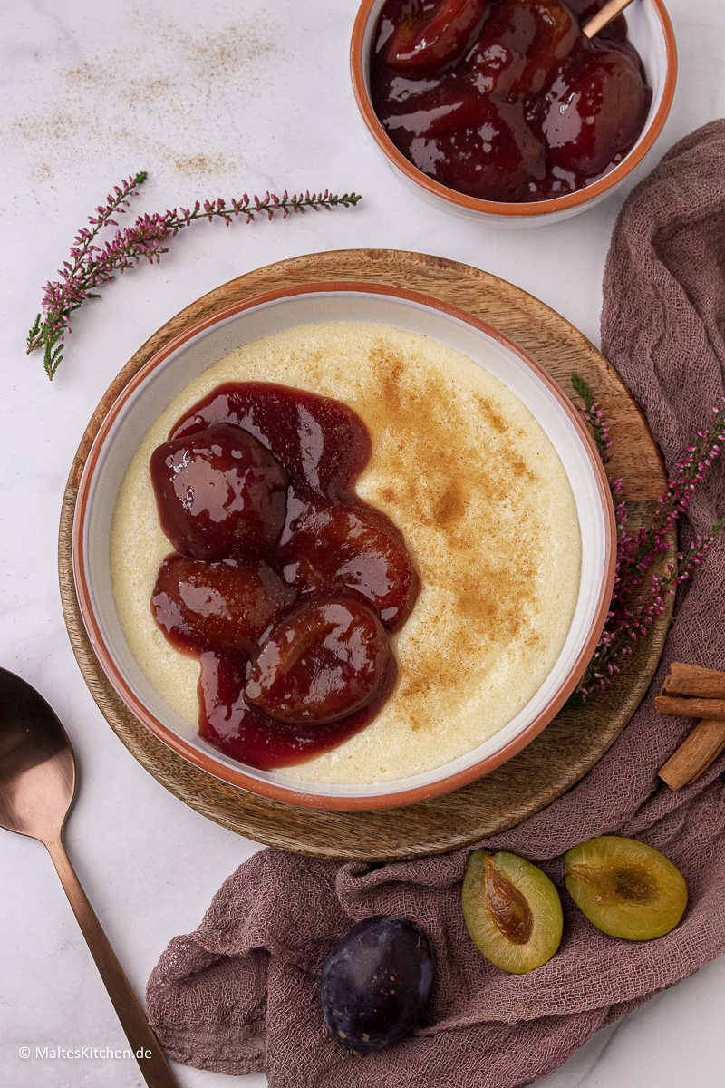 Fluffiger Grießbrei mit Zwetschgenkompott.