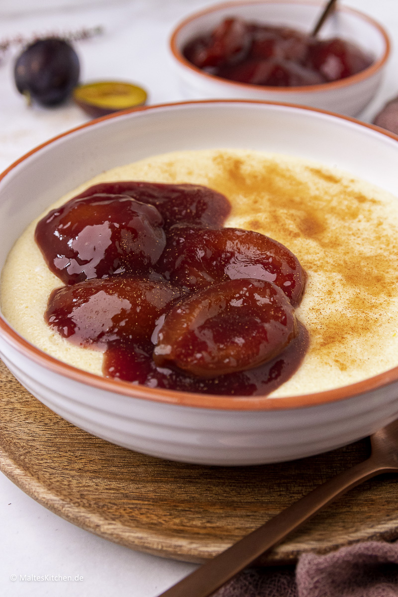 Saftig und lecker. Grießbrei mit Zwetschgenkompott.