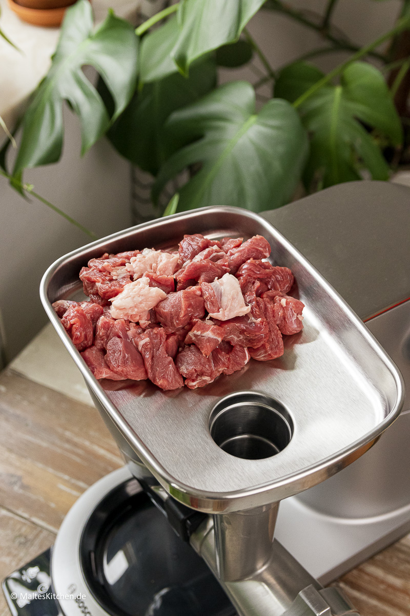 Das Fleisch für die Burger wird mit dem Fleischwolf der OptiMUM gewolft.