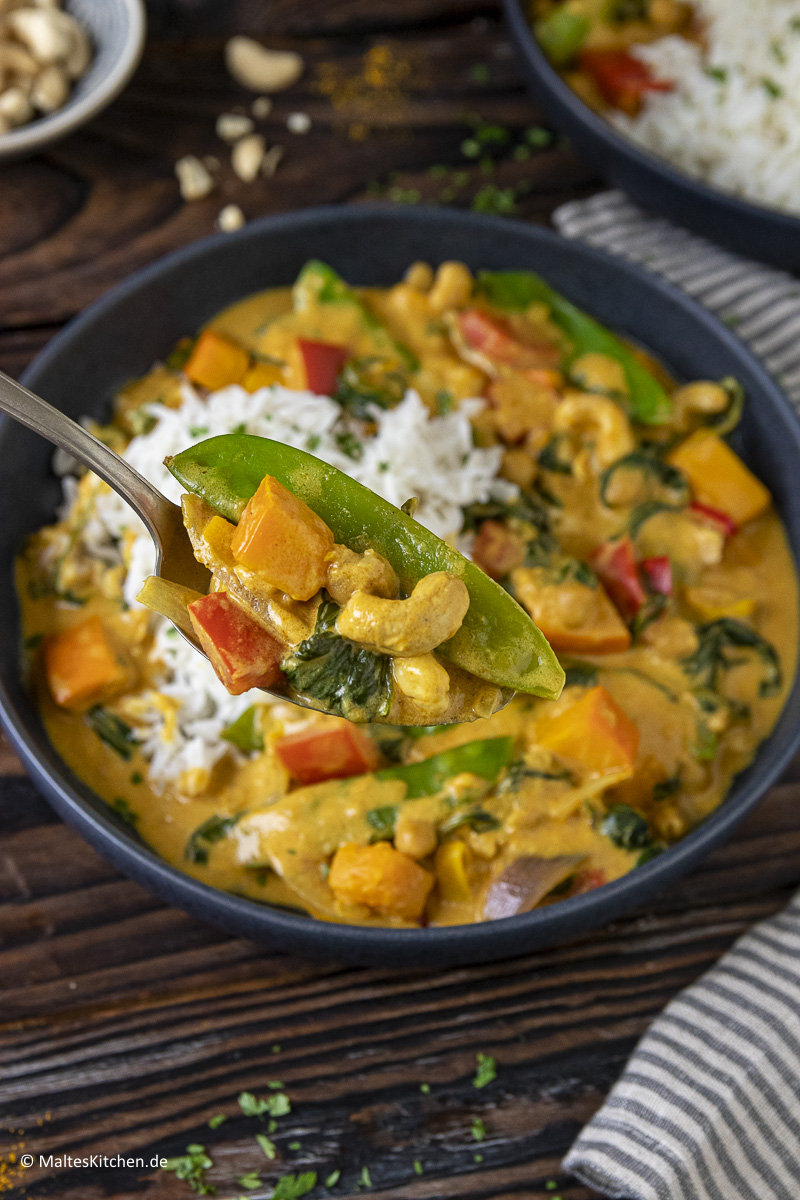 Vegetarisches Curry mit Kürbis, Spinat und Cashewkernen.