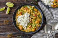 Rezept für ein vegetarisches Curry mit Kürbis und Spinat.