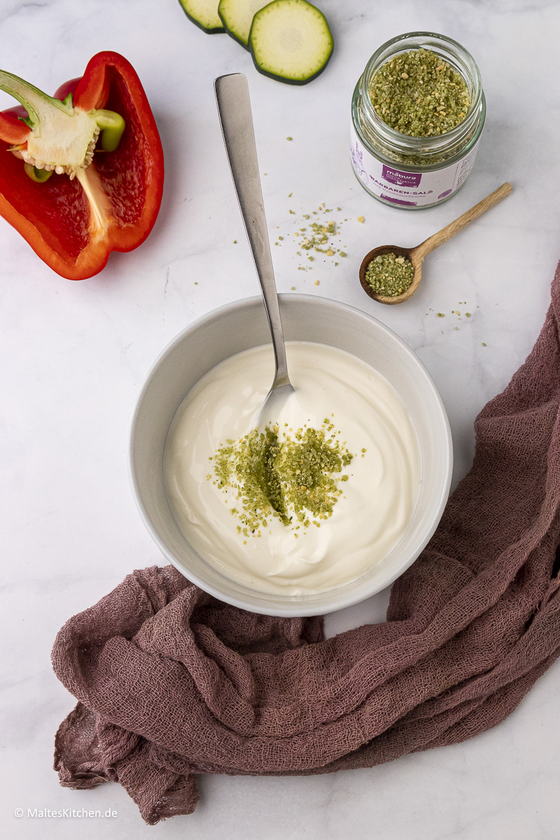 Der Joghurt wird mit dem Barbaren-Salz von Mabura gewürzt.
