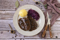 Rezept für einen rheinischen Sauerbraten mit Rotkohl und Klößen.