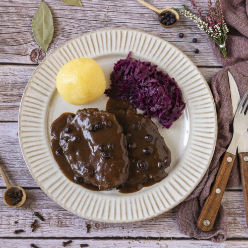 Rezept für einen rheinischen Sauerbraten mit Rotkohl und Klößen.