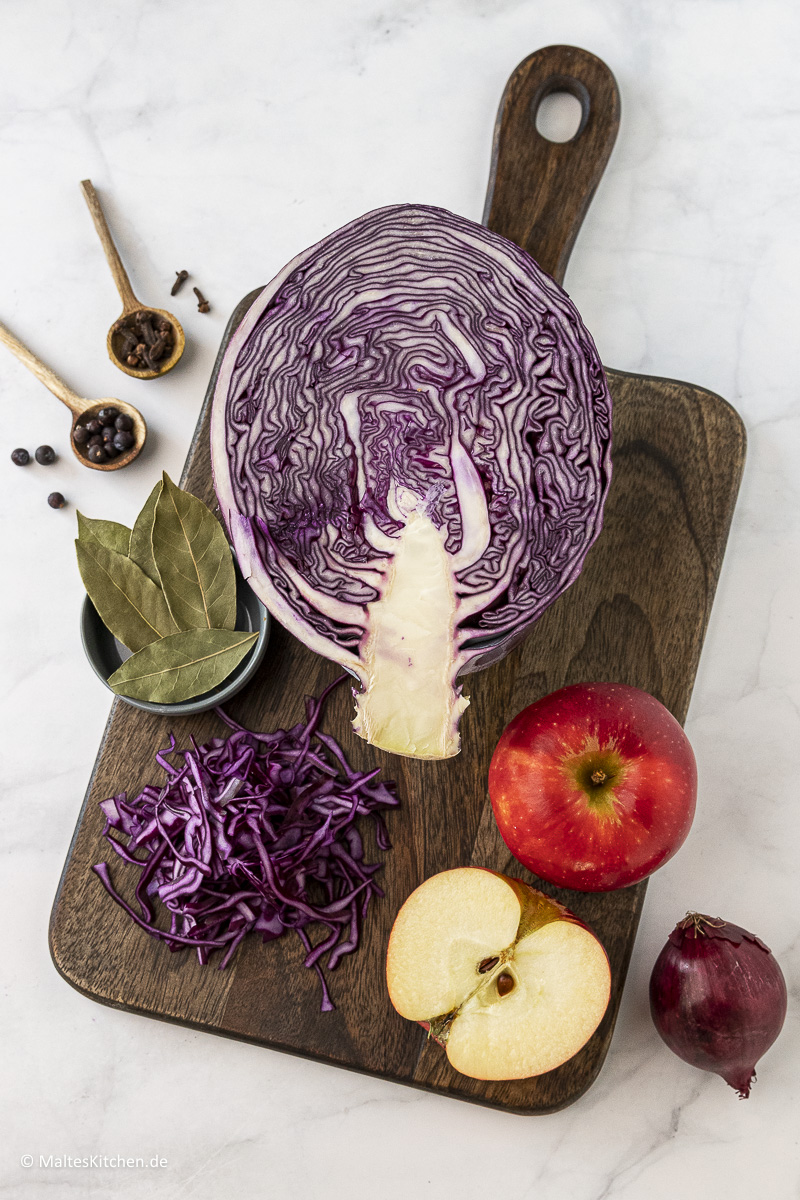 Selbstgemachter Rotkohl ist immer eine tolle Beilage zu einem Braten.