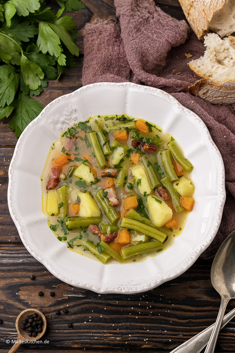 Super leckere Schnibbelbohnensuppe mit Kartoffeln und Möhren