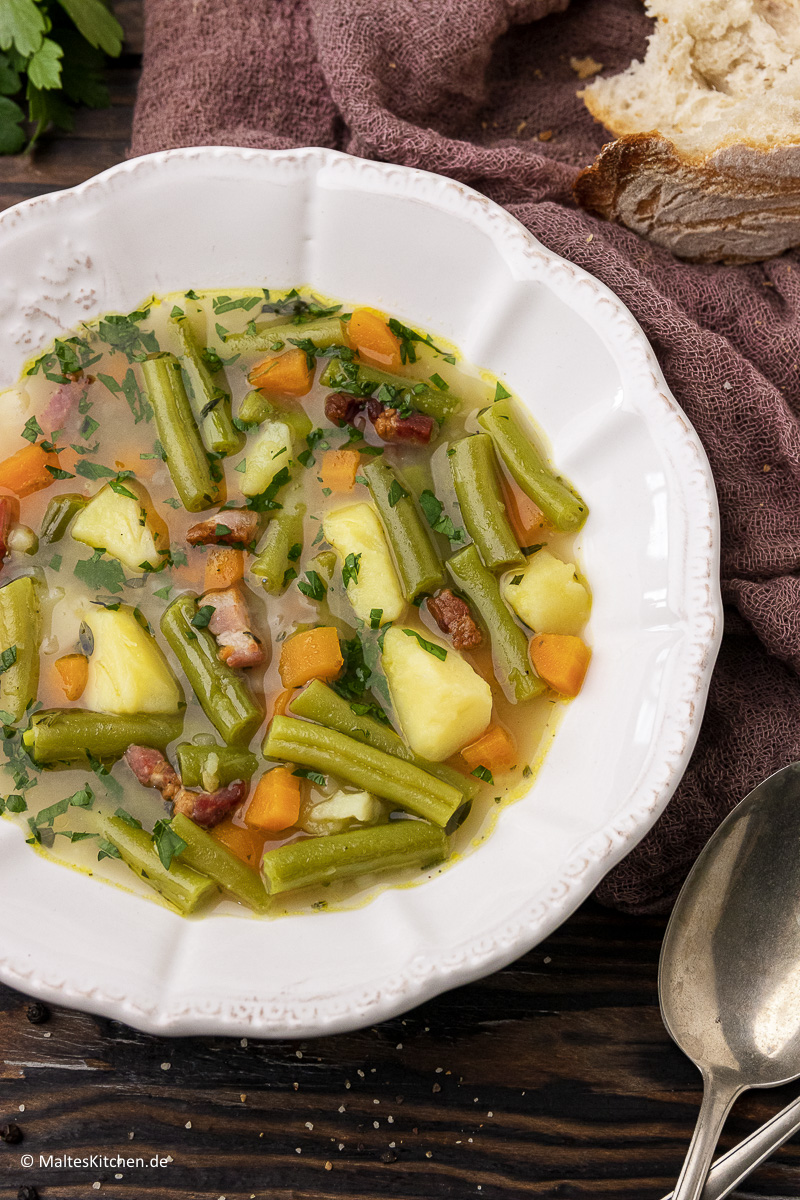 Viel Bohnen und Kartoffeln kommen in die Schnibbelbohnensuppe.