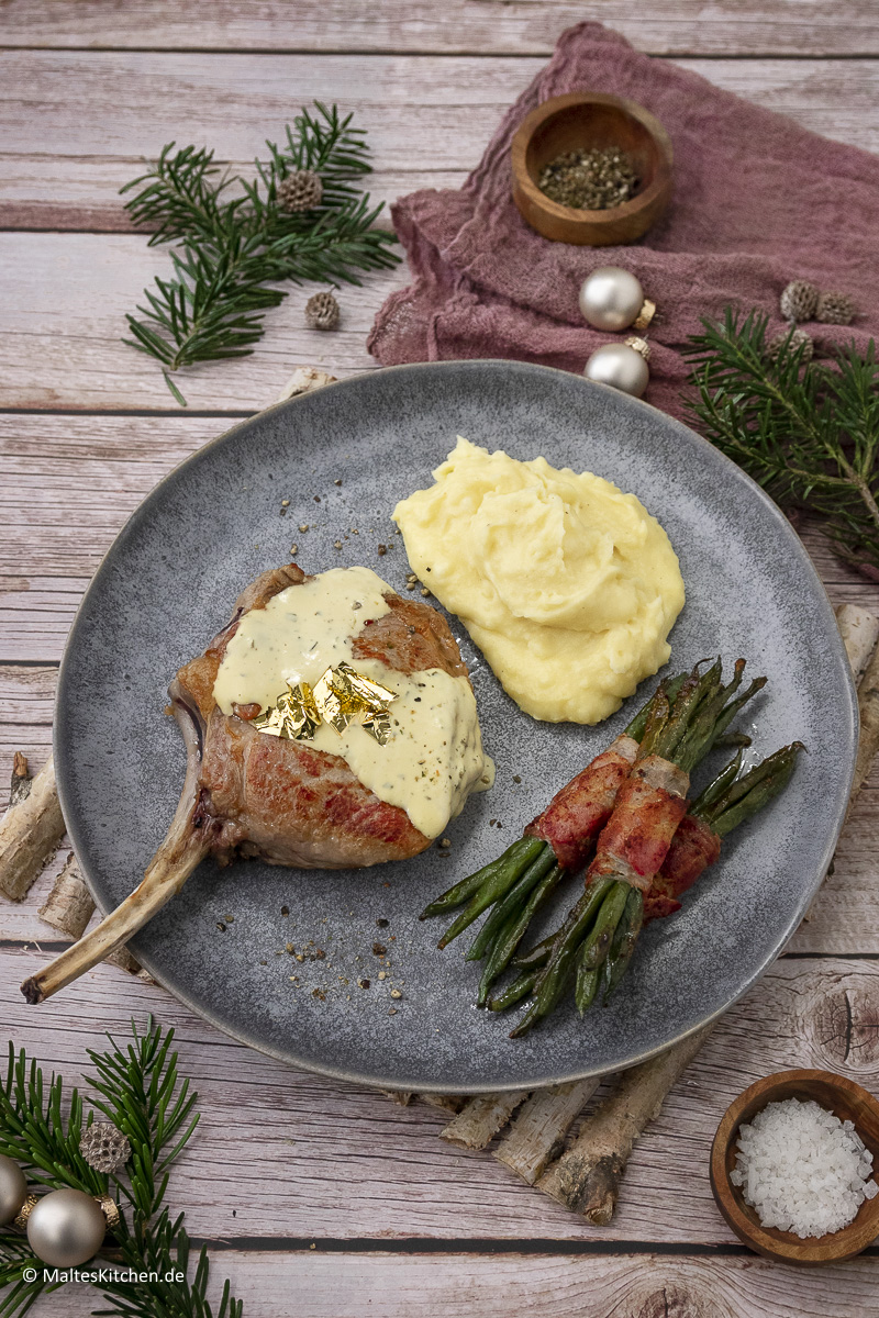 Leckeres Tomahawk-Steak mit Sauce Bernaise und grünen Bohnen im Speckmantel.
