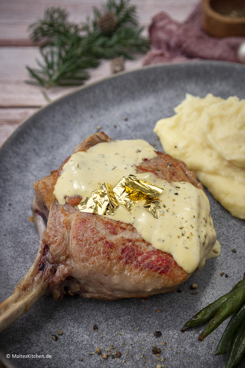 Tomahawk-Steak vom Kalb mit Sauce Bérnaise.