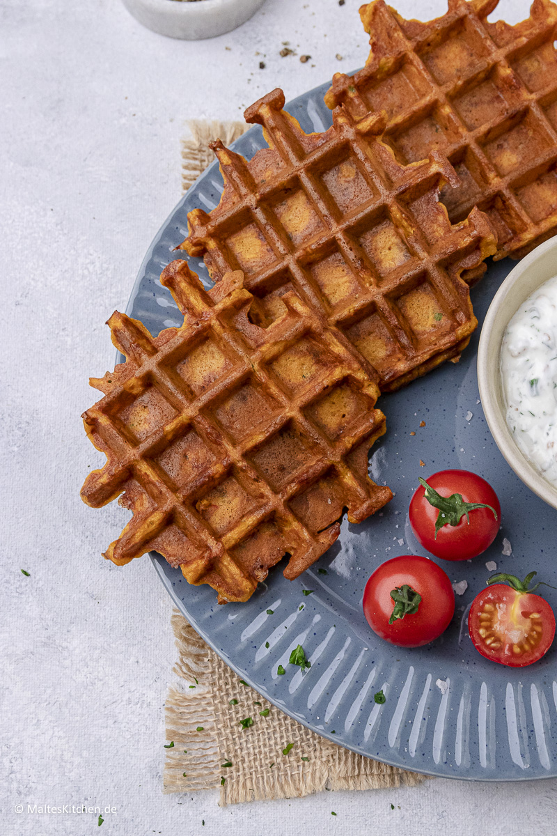 Knusprige Gemüsewaffeln mit Kräuterquark.