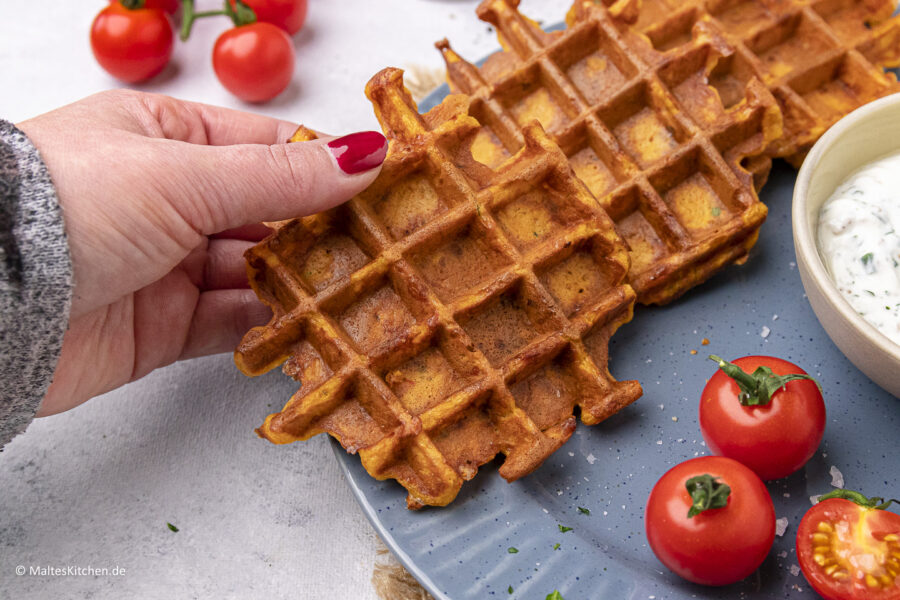 Rezept für leckere Gemüsewaffeln mit Kräuterquark