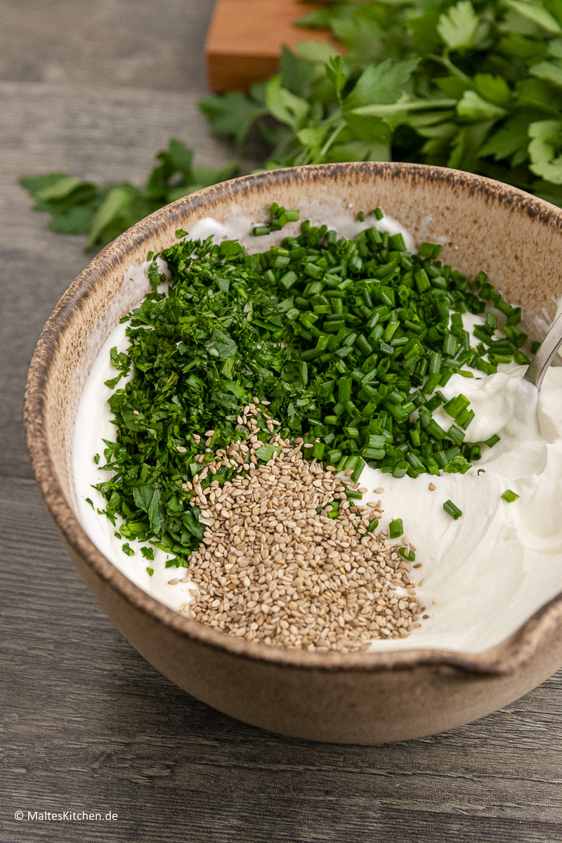 Leckerer Quark mit Sesam und frischen Kräutern.