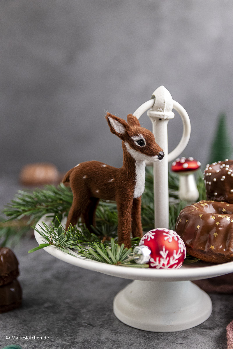 Frohe Weihnachten auf dem Teller mit den kleinen Schokokuchen.
