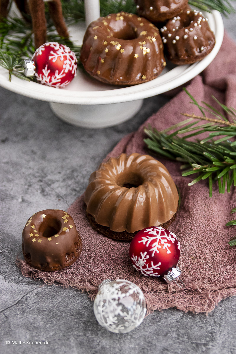 Mini Gugelhupf mit Schokoladenglasur.