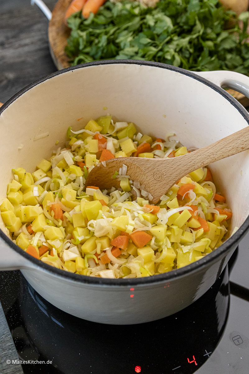 Einfach und lecker - Kartoffelcremesuppe.