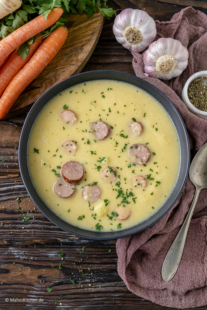 Cremige Kartoffelcrmesuppe mit Würstchen.