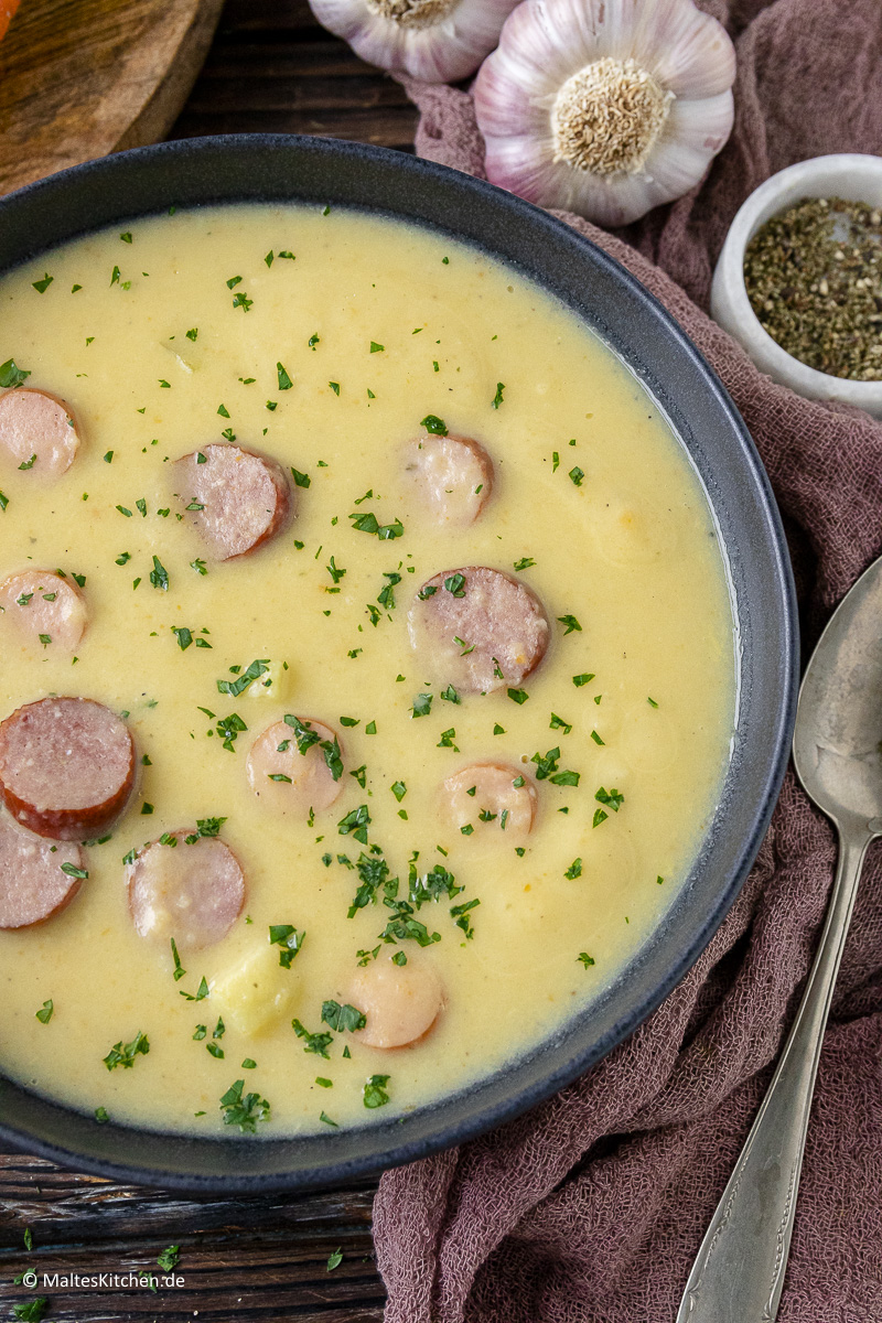Leckere Kartoffelsuppe mit Würstchen.