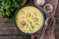 Rezept für eine Kartoffelcremesuppe mit Würstchen