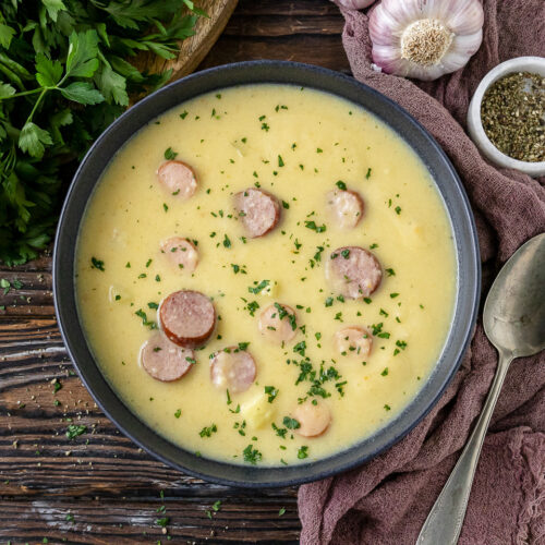 Rezept für eine Kartoffelcremesuppe mit Würstchen