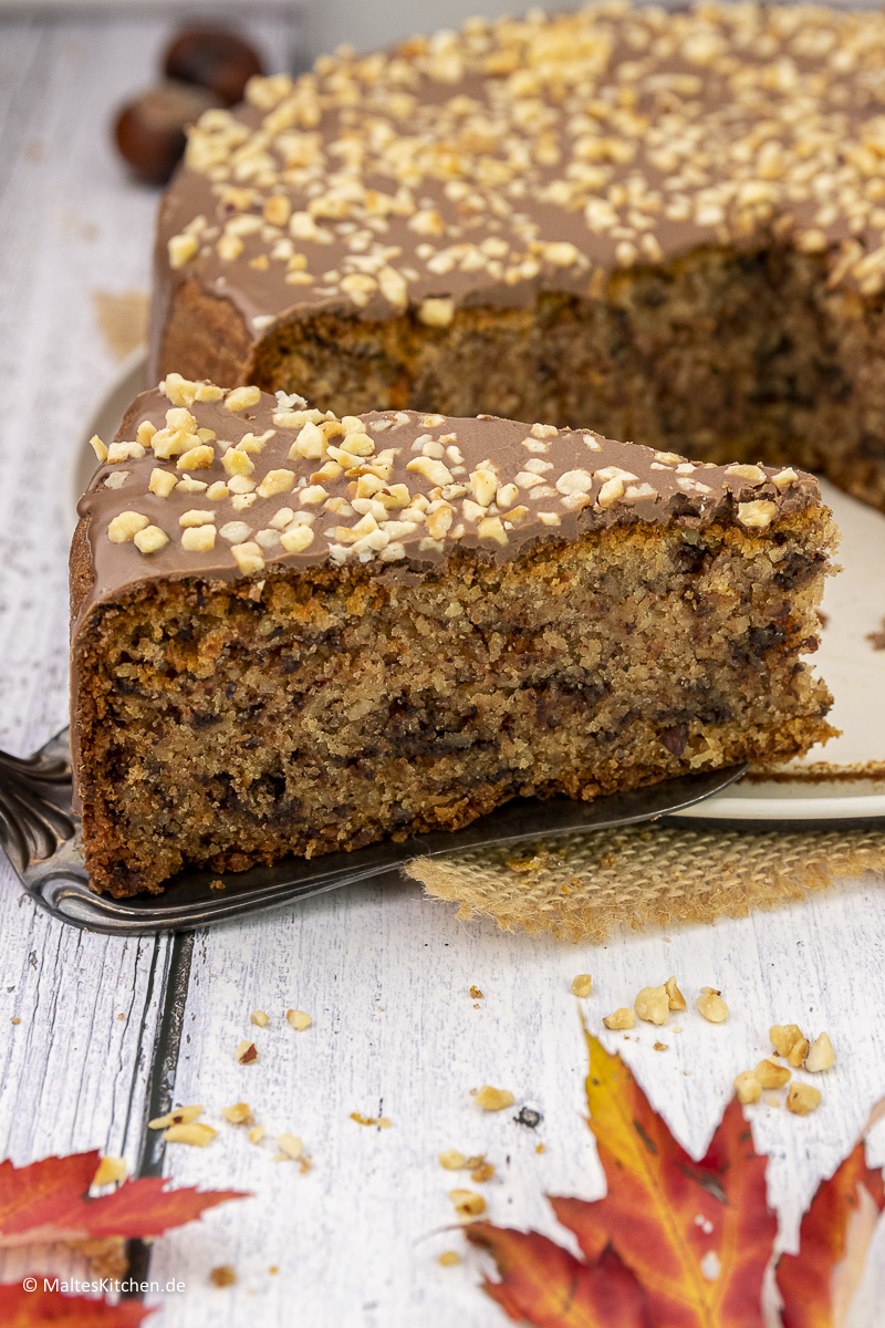 Ein saftiger Nusskuchen mit Haselnüssen und Schokoladenglasur