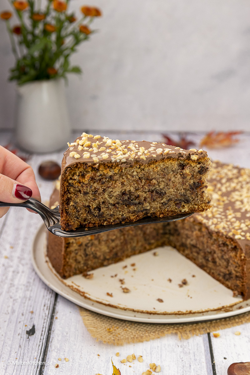 Saftig und lecker. Omas Nusskuchen mit Schokolade.