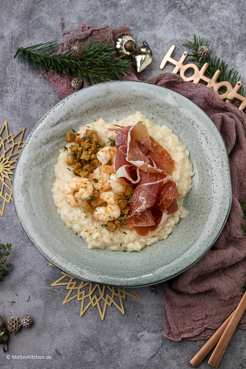 Festliches Champagner-Risotto mit Garnelen und Serrano-Schinken.