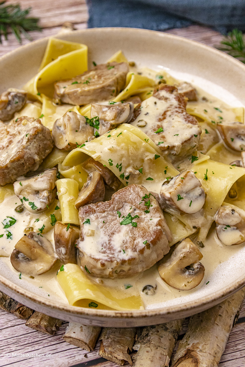 Saftige Schweinelendchen mit Pilzrahmsauce.