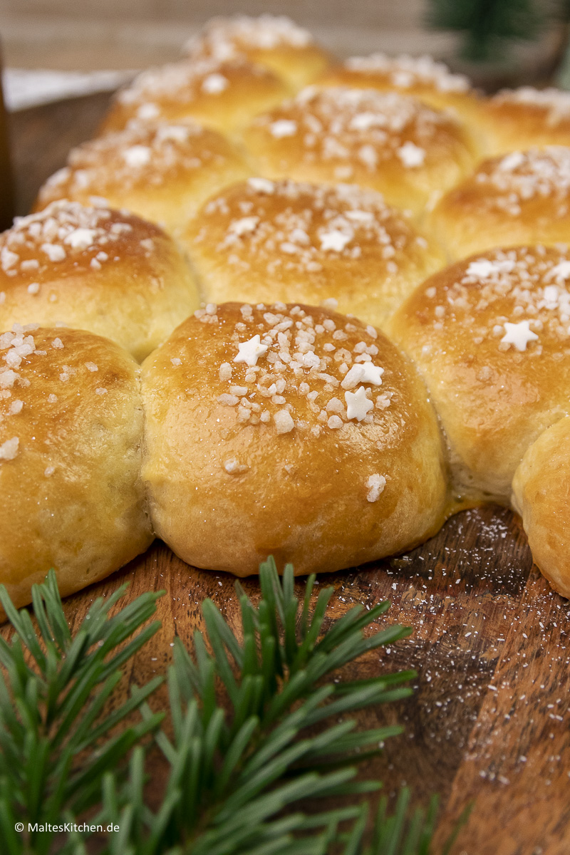 Süßer Brioche-Tannenbaum zu Weihnachten.