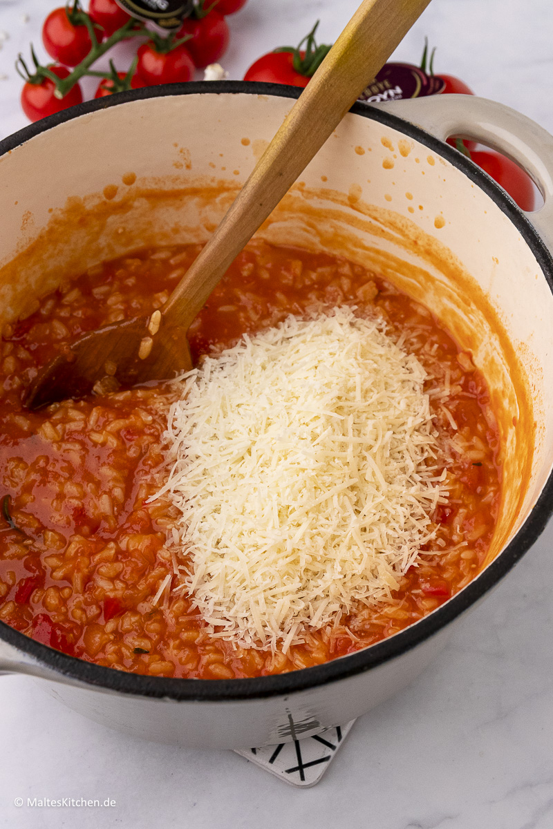 Tomatenrisotto mit Parmesan.