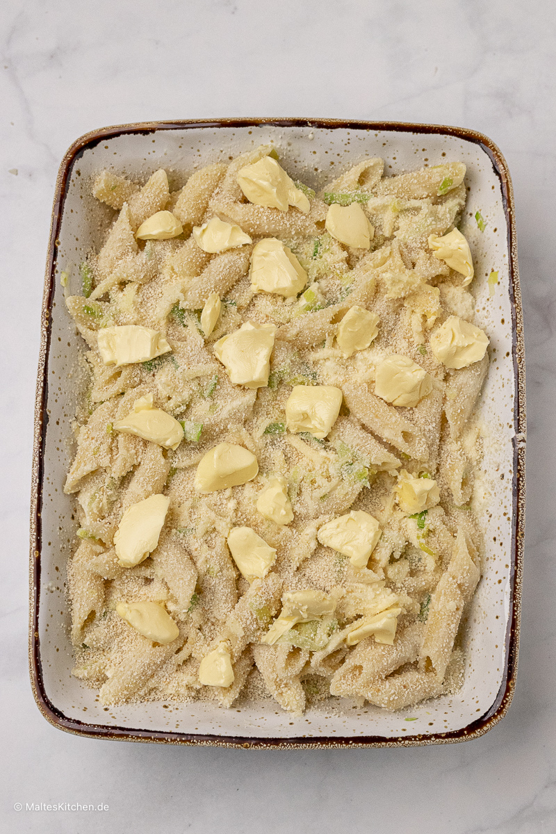 Vegetarischer Nudelauflauf mit Käse und Semmelbrösel.