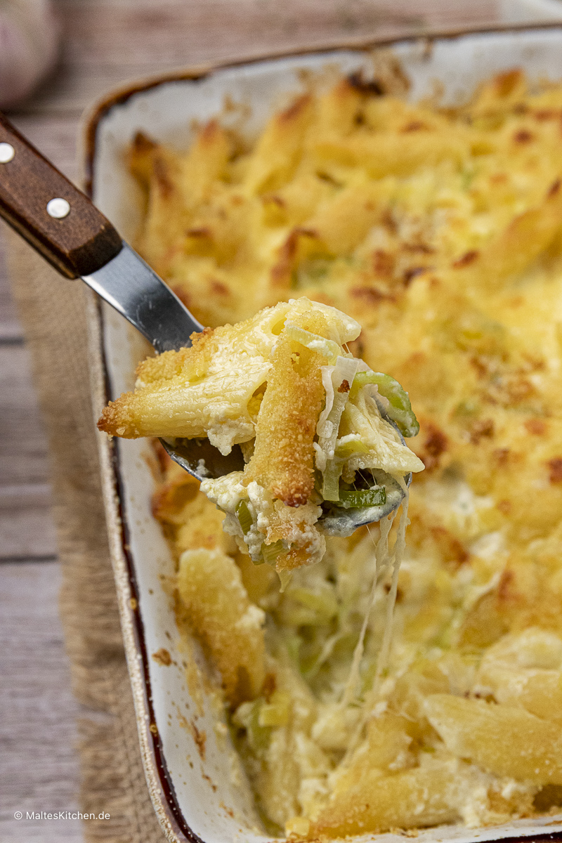 leckerer Nudelauflauf mit Käse und Porree.