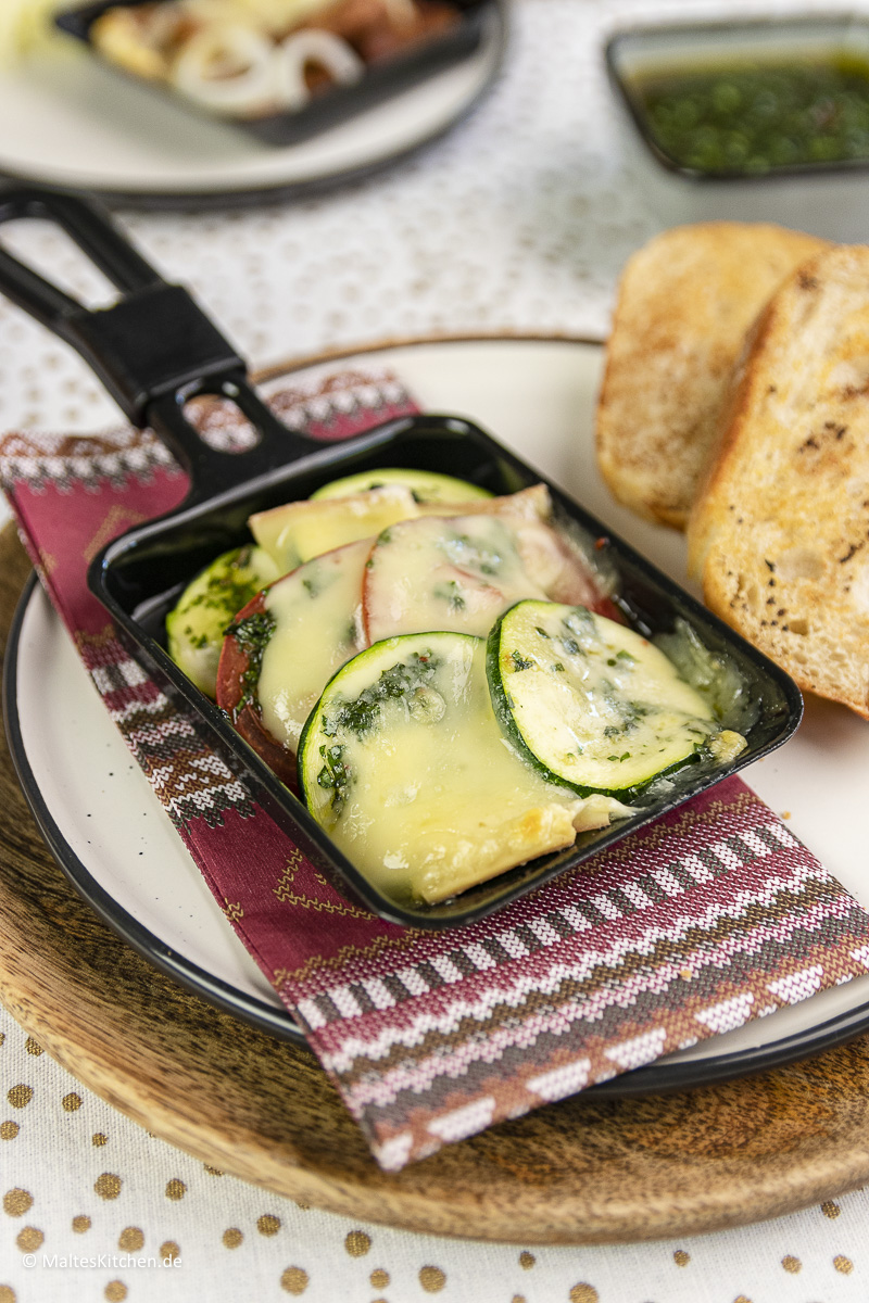 Gemüsepfännchen mit Chimichurri und Raclette Suisse® für das Raclette.