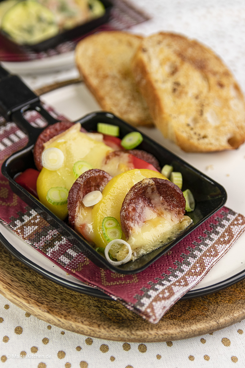 Leckeres Raclette mit Sucuk, Kartoffelscheiben, Paprika und Raclette Suisse®.