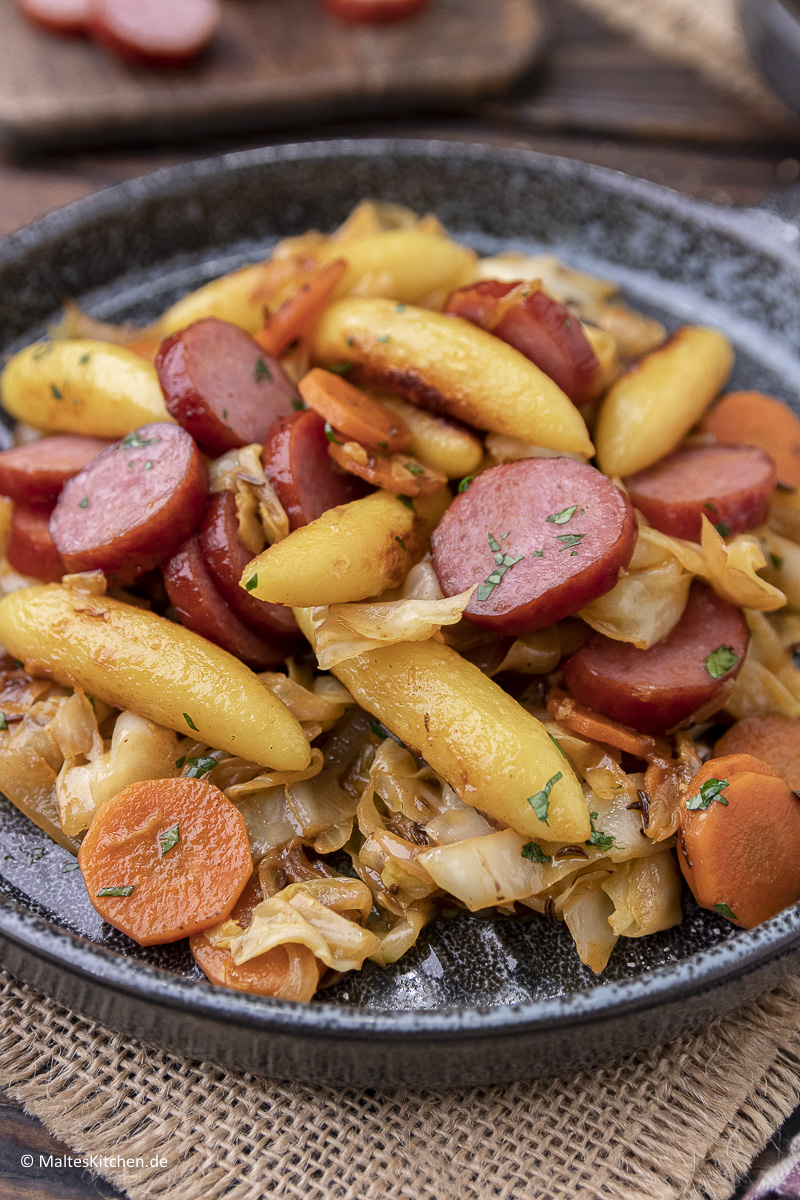 Leckere Pfanne mit Spitzkohl, Schupfnudeln und Kabanos.