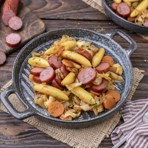 Rezept für eine deftige Kohlpfanne mit Schupfnudeln und Kabanos
