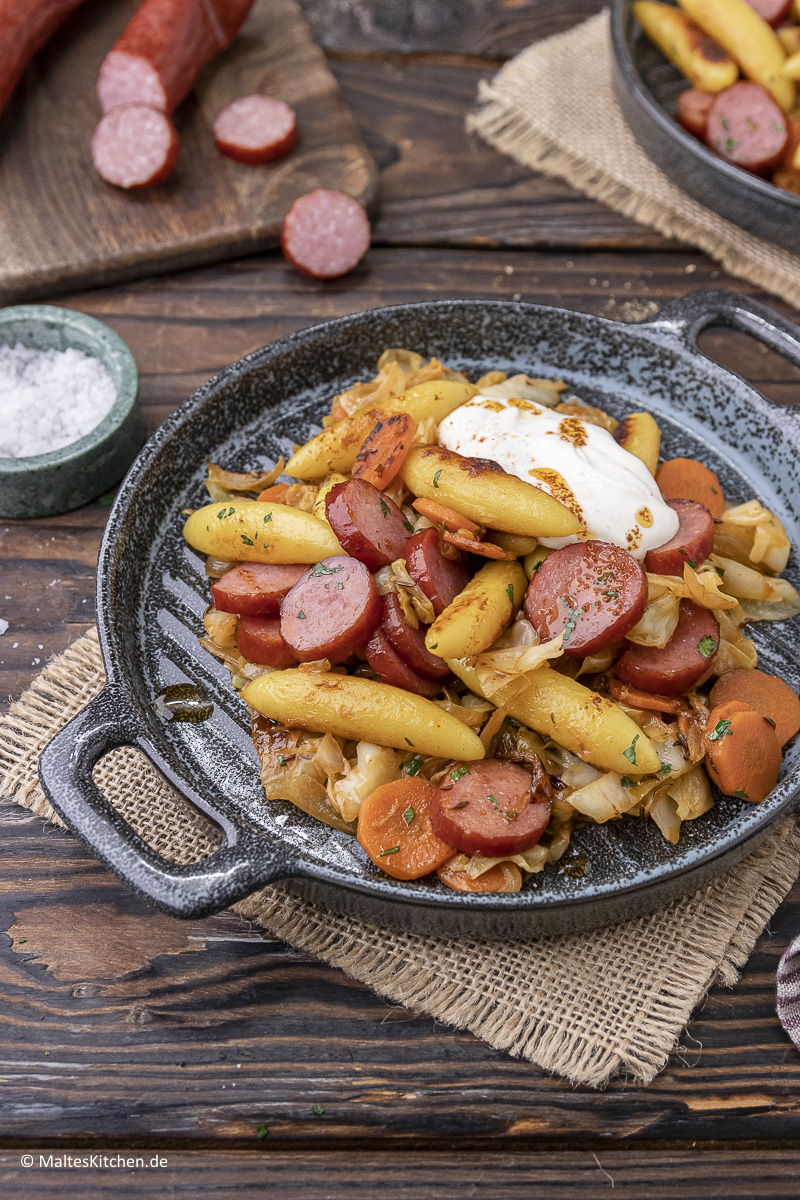 Einfach gekocht und super lecker. Deftige Kohlpfanne mit Kabanos und Schupfnudeln.